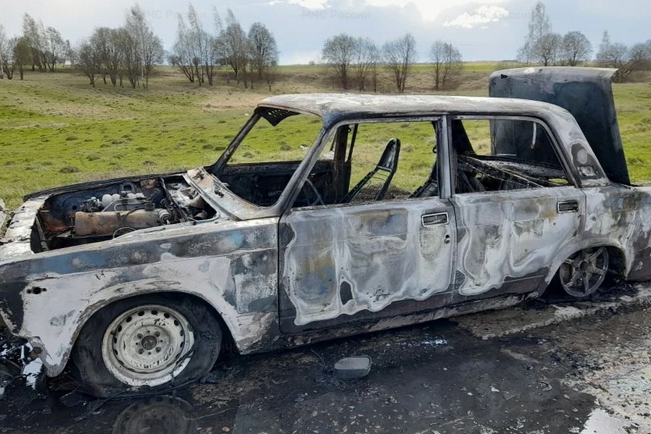 Брянцам показали загадочно загоревшийся под Почепом автомобиль