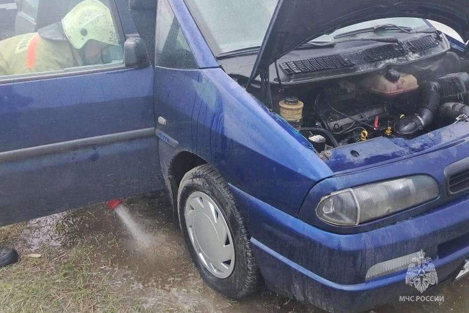 В Брянске при загадочных обстоятельствах заполыхала легковушка