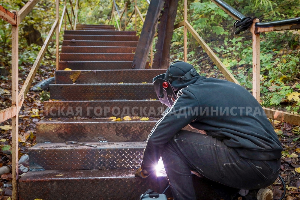 На лестнице возле памятника артиллеристам в Брянске появились перила