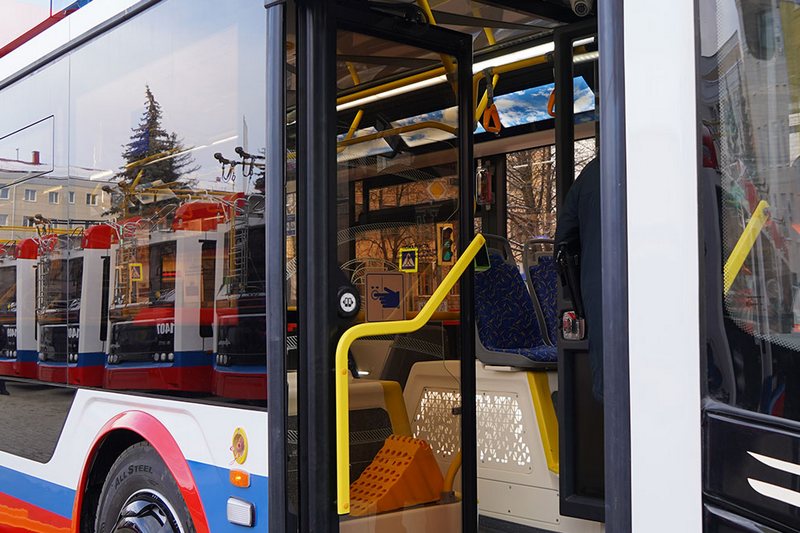 На брянском троллейбусе №13 заметили двух школьников-зацеперов