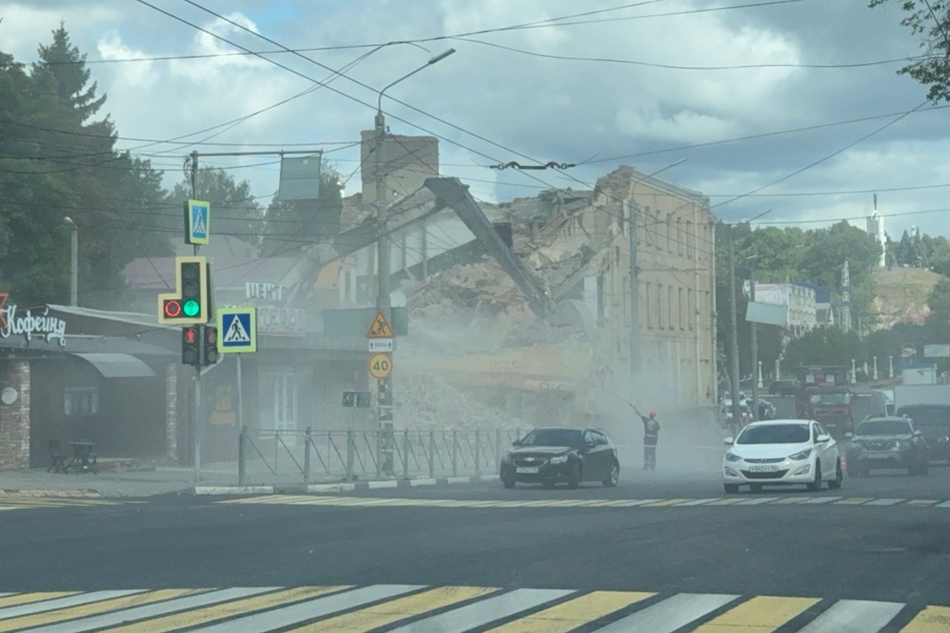 В Брянске сняли на видео снос ветхого дома на Калинина