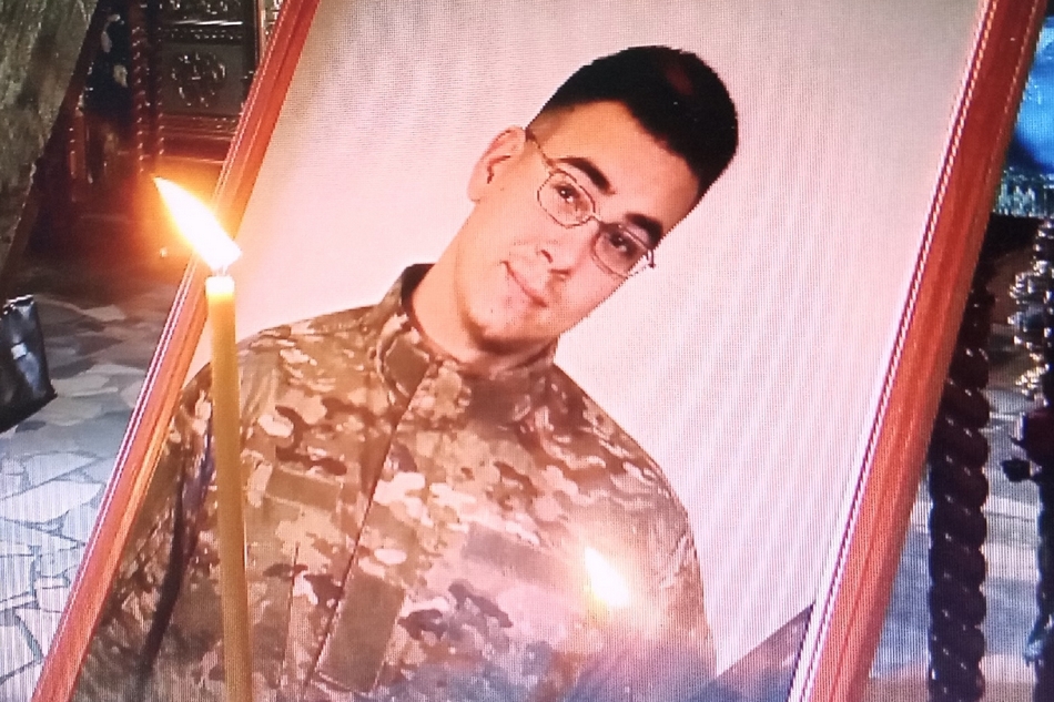 В Навлинском районе простились с 19-летним бойцом Максимом Савостиковым