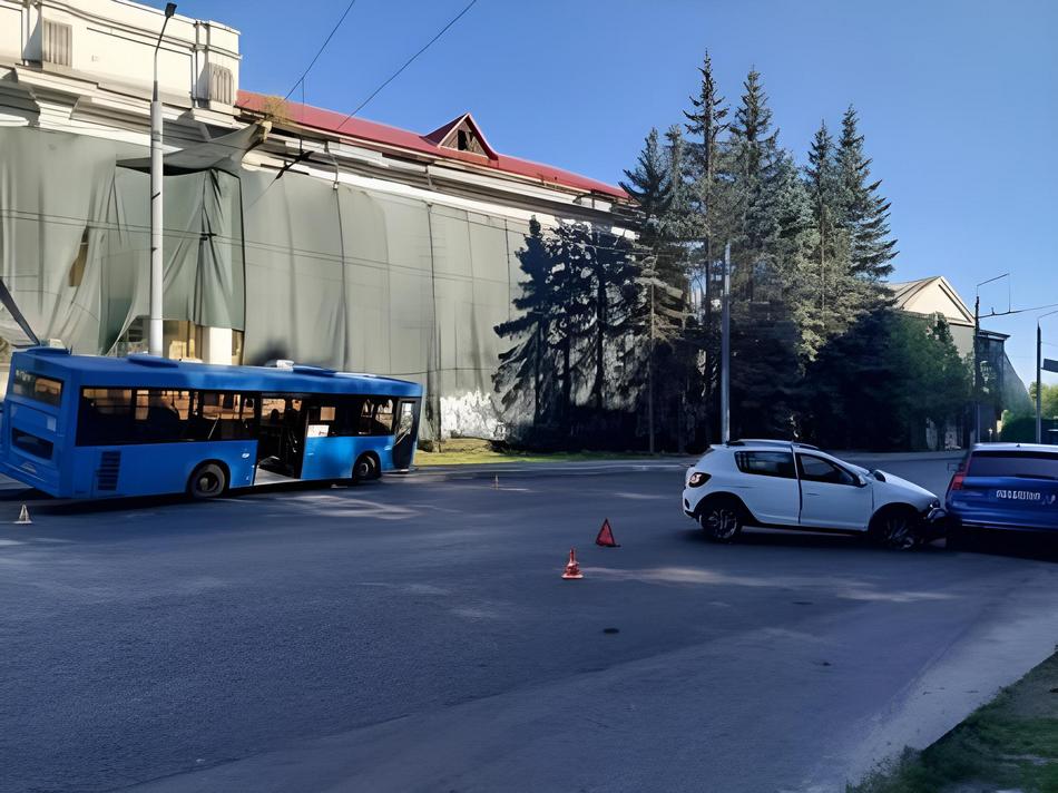 В Брянске в массовом ДТП с участием автобуса ранена автомобилистка