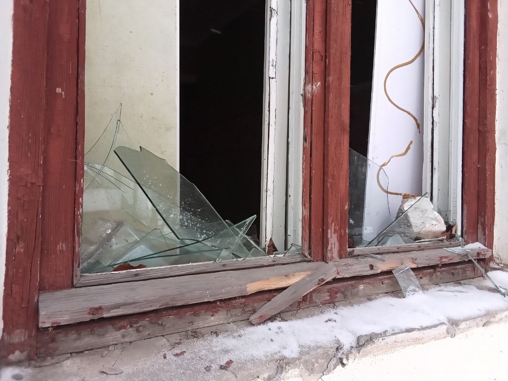 Бывший дом культуры в Большой Островне превратился в опасную заброшку