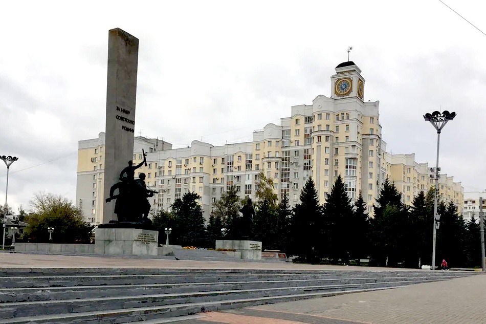 В Брянске приводят в порядок башенные часы на площади Партизан