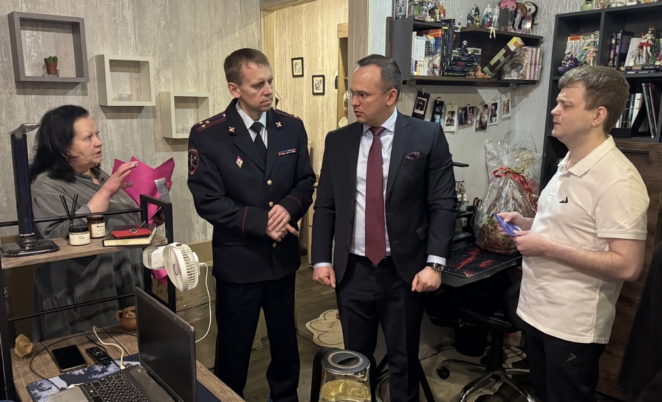 Руководитель Советского района пришел в гости к раненому бойцу СВО Максиму Крылову