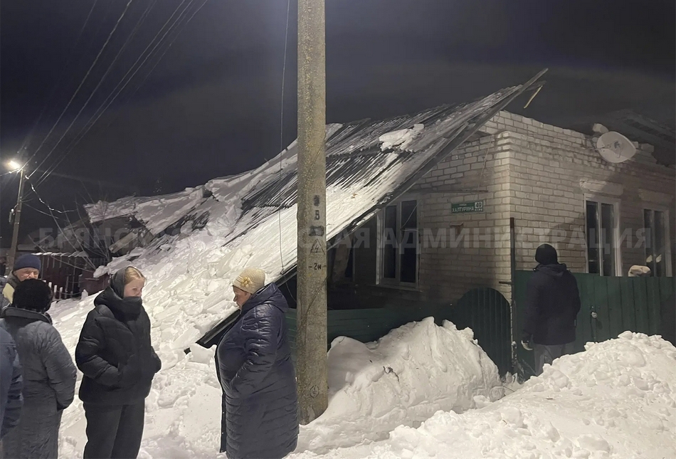 В Бежицком районе Брянска из-за снега обрушилась крыша частного дома