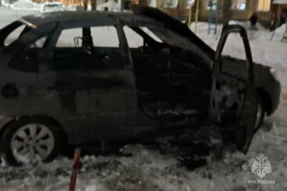 На Ульянова в Брянске при загадочных обстоятельствах загорелся автомобиль