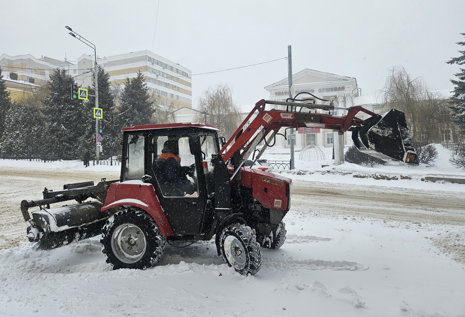 Дорожники боролись с сугробами в Брянске всю ночь