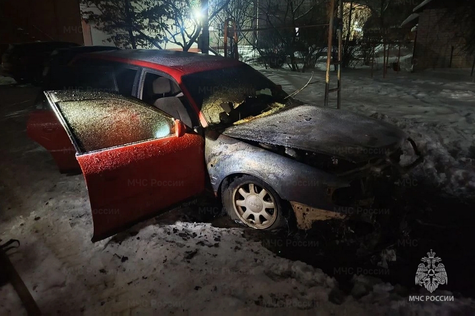В Сураже при загадочных обстоятельствах загорелась легковушка