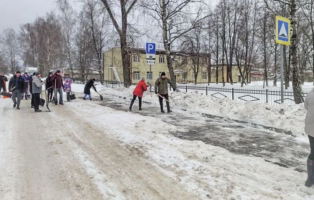В брянской школе №34 совместными усилиями справились с последствиями снегопада