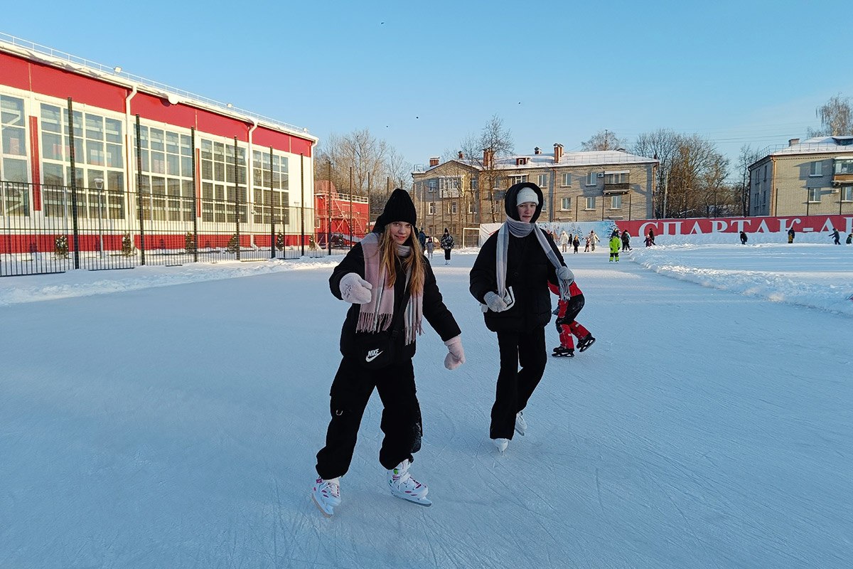 В Фокинском районе Брянска начинает работу крупнейший в городе каток под открытым небом