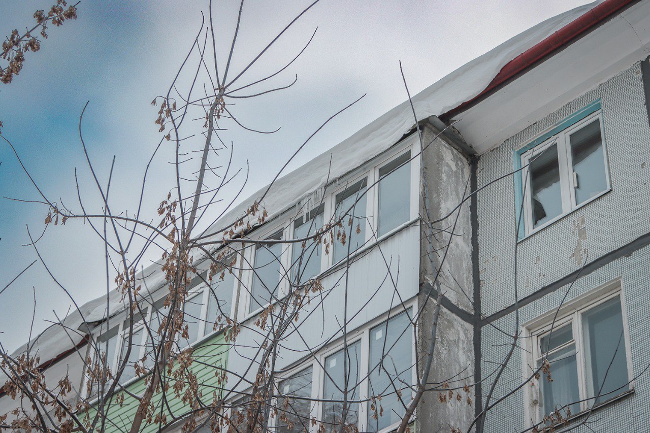 Управляющие компании ведут активную борьбу со снегом и льдом на балконах и лоджиях