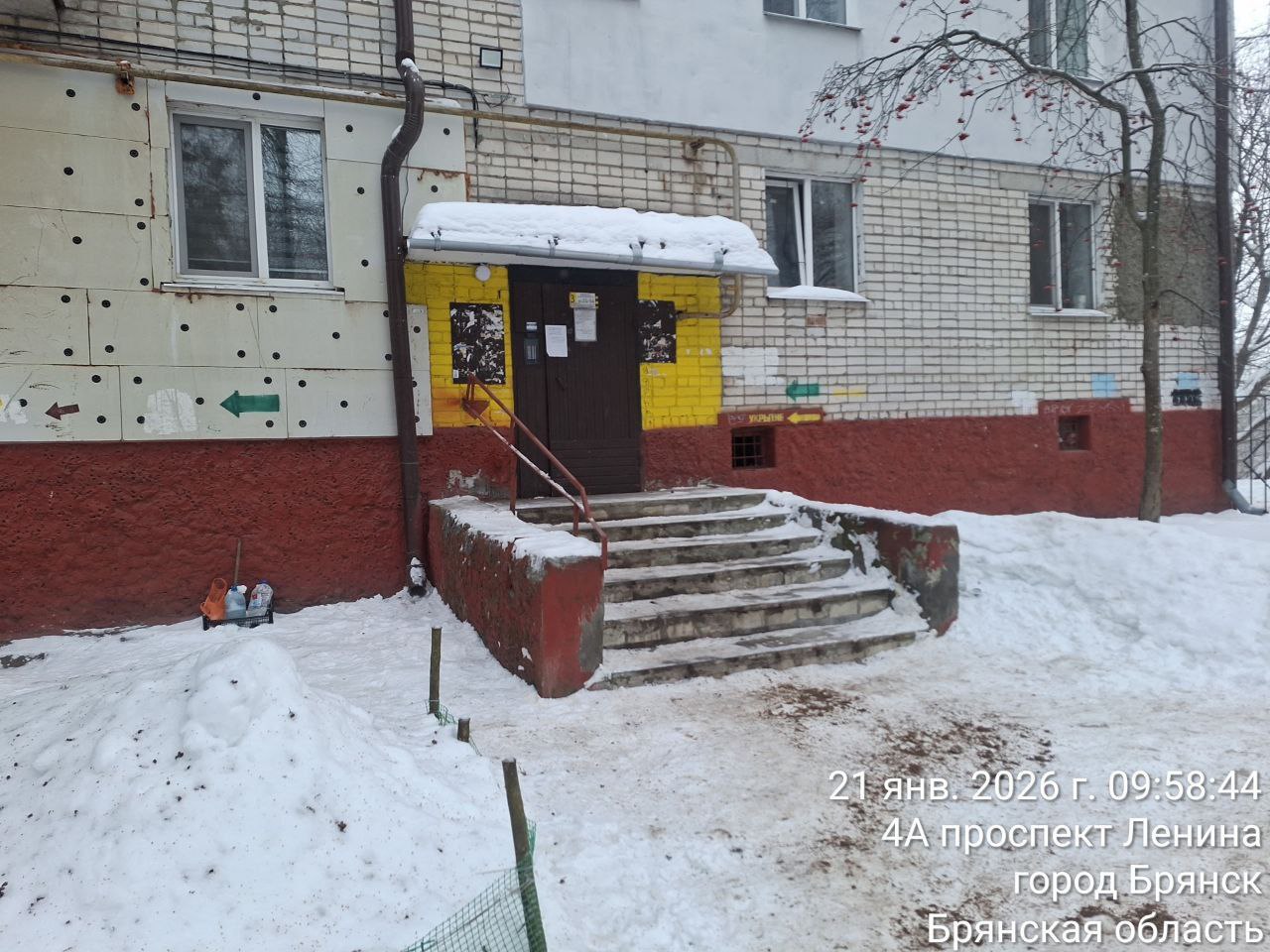 В Советском районе Брянска убрали угрожавшие людям сосульки