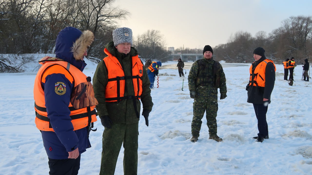 Руководитель СУ СК России по Брянской области проверил поиски на реке Десна в Брянске