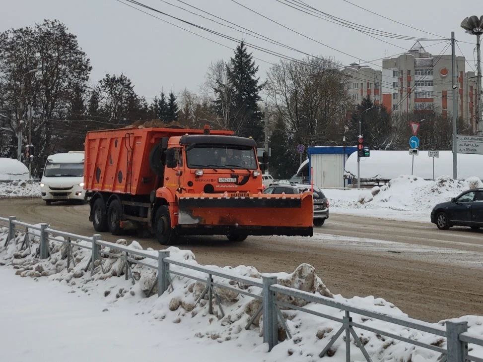 Свыше 1000 кубических метров смеси песка и соли высыпали на брянские дороги за выходные