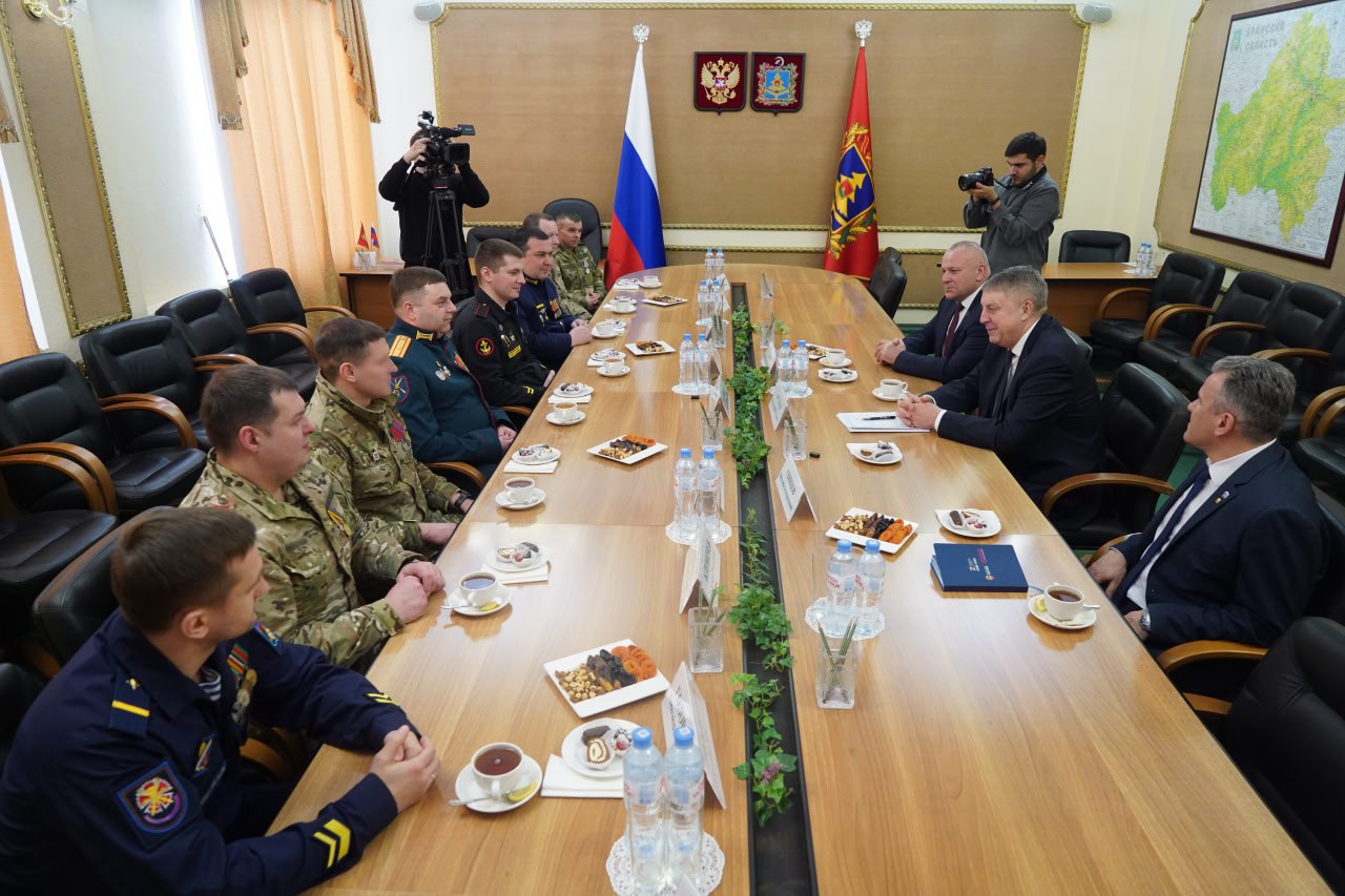 Перед Днём защитника Отечества губернатор Брянской области Александр Богомаз устроил встречу с участниками проекта «Брянские герои»