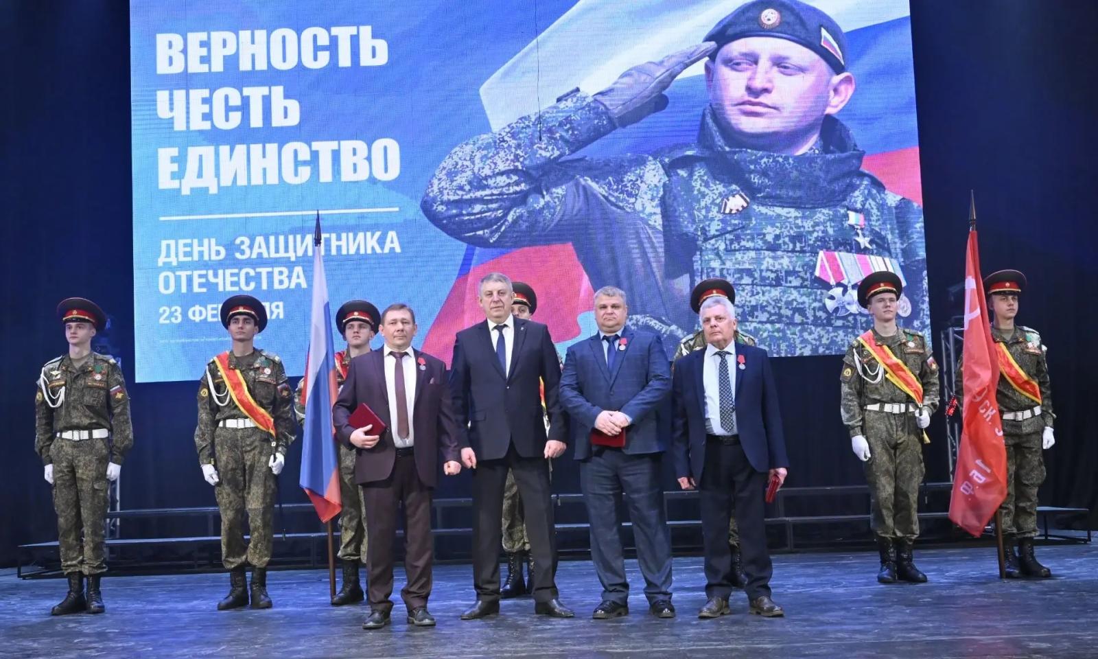 Сегодня отцы участников СВО получили награды из рук Александра Богомаза