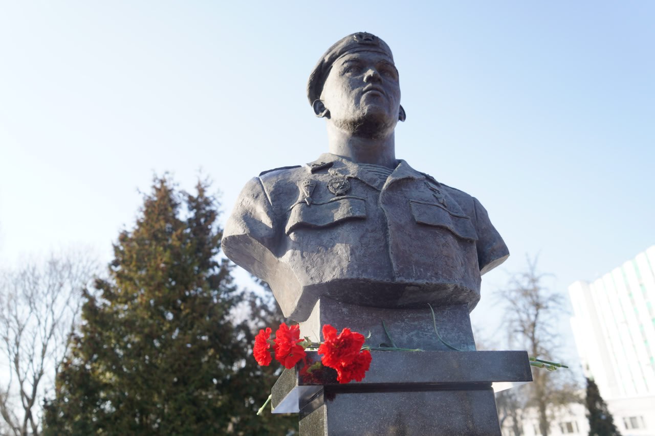 Губернатор Александр Богомаз выразил признательность родителям солдат 6-й роты ВДВ