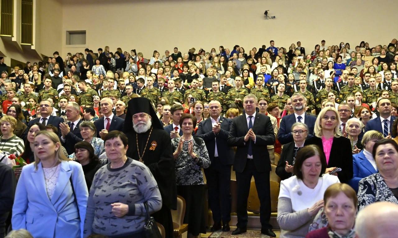 Александр Богомаз обратился с поздрадениями по поводу 8 Марта к брянчанкам-военным