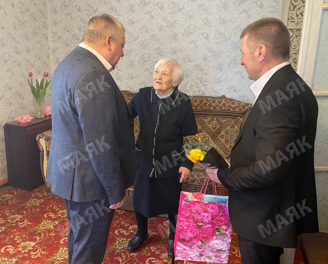 Новозыбковские власти поздравили с 8 Марта ветерана ВОВ