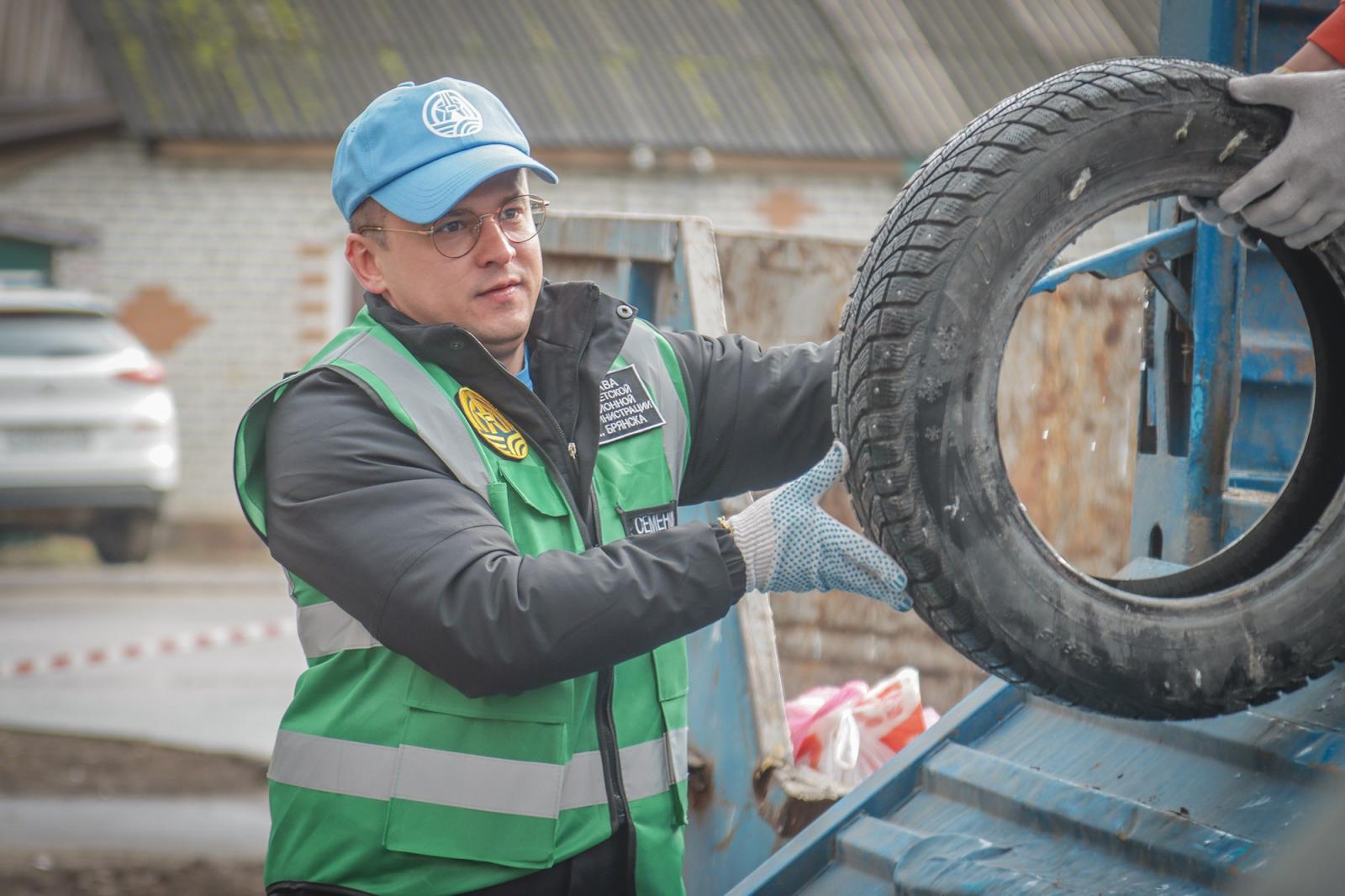 В Советском районе Брянска Денис Семёнов упаковал в грузовик старые покрышки