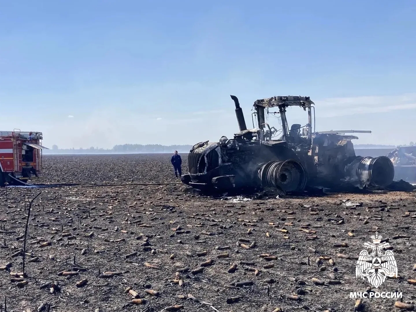 МЧС: под Комаричами пожарные успешно потушили сельхозтехнику