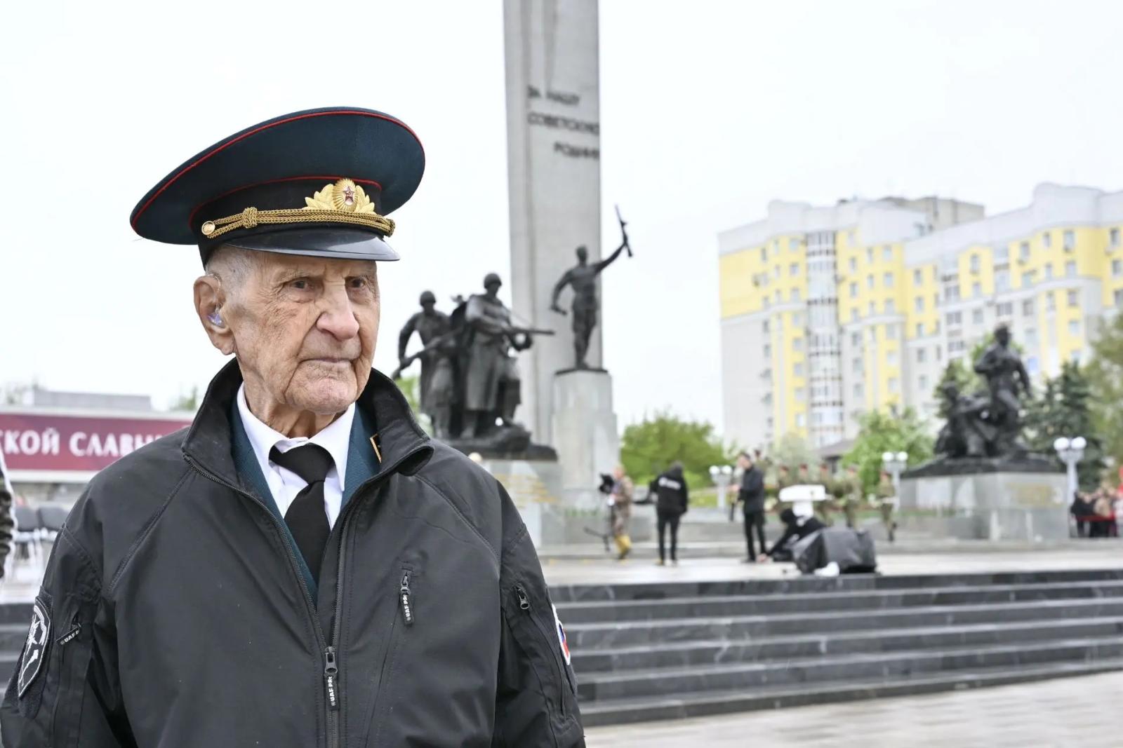 Александр Богомаз поздравил Бориса Шапошникова и других ветеранов Великой Отечественной войны с Днём Победы