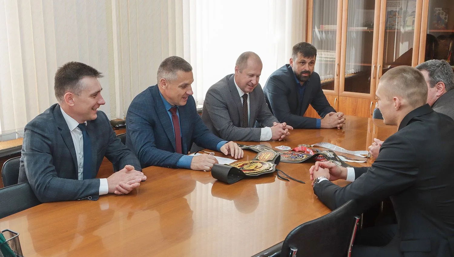 Руководство Брянщины полбщалось с чемпионом мира по рукопашному бою Александром Гороховым