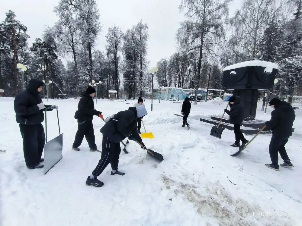 Масштабная уборка. Молодежь очистила от снега памятные места Брянска