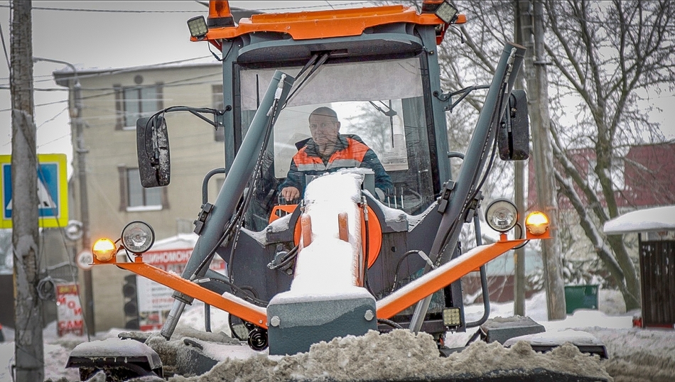 На борьбу со снегом и льдом в Брянске вышли 89 машин и 120 человек