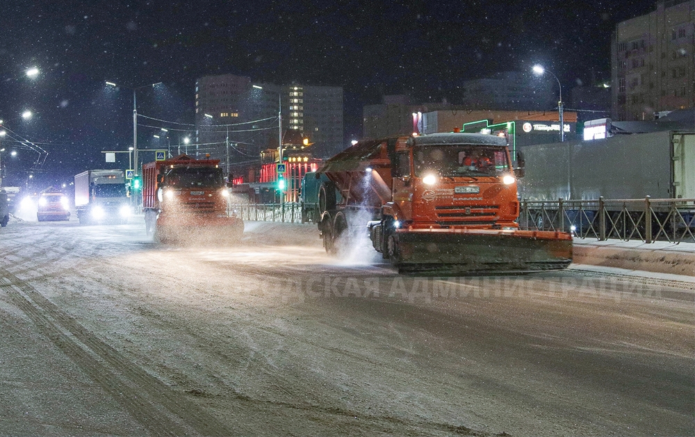 На улицы Брянска вывели дополнительную снегоуборочную технику