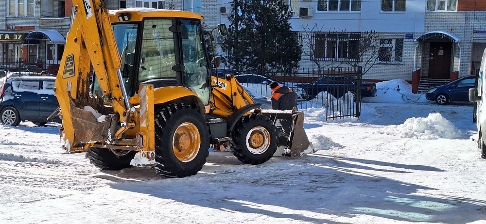В Брянске управляющие компании нанимают снегоуборочную технику и крепких парней