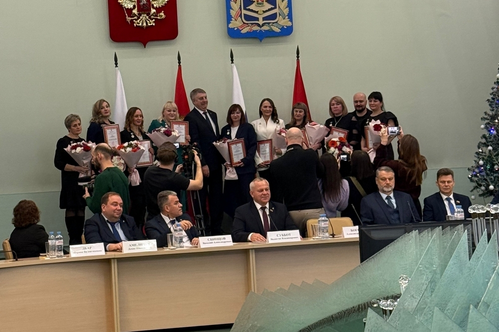 Губернатор наградил талантливых брянских журналистов