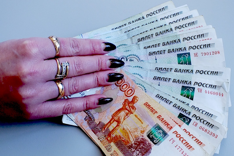 В Клинцах женщина тайно повесила на знакомого кредиты на полмиллиона рублей