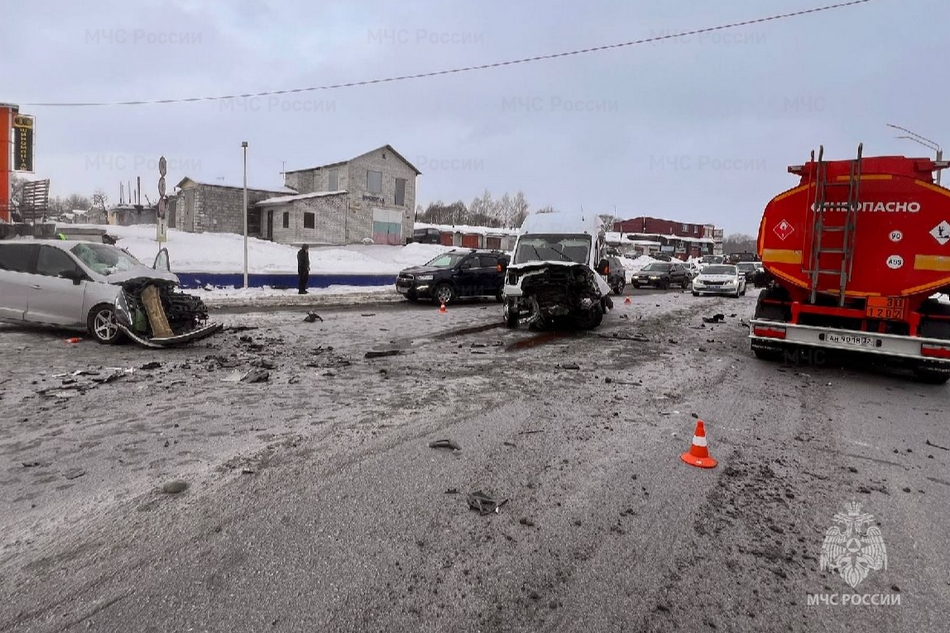 На Флотской пришлось мыть дорогу после массового ДТП