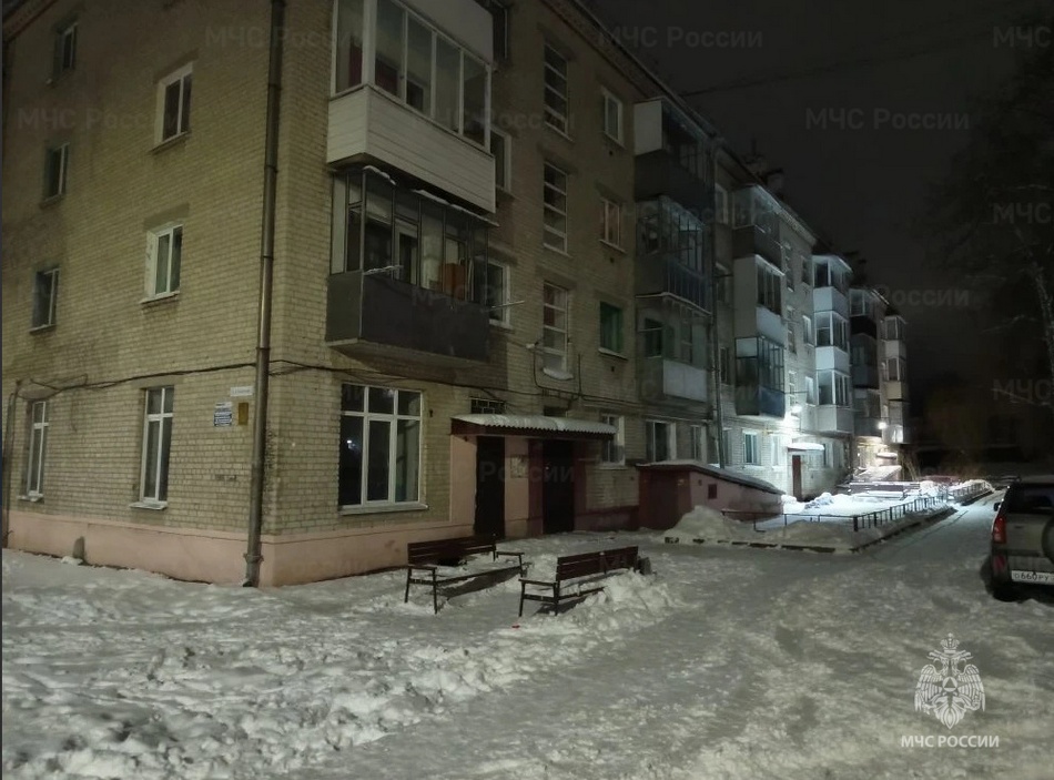 Из горящего в Навле многоквартирного дома спасли человека