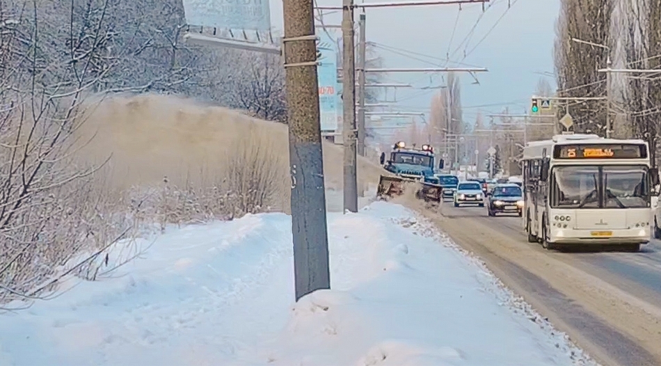 К борьбе со снегом в Брянске привлекли два ротора