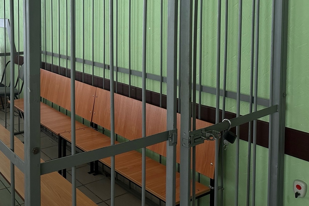 Мужчина и женщина обчистили припаркованный в Клинцах эвакуатор