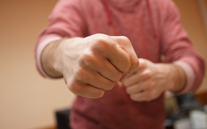 Закричала и укусила. 59-летняя жительница Брянска отбилась от преступника