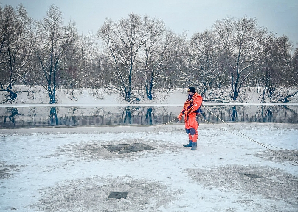 Орловские рыбаки искали в Брянске провалившихся под лед школьников