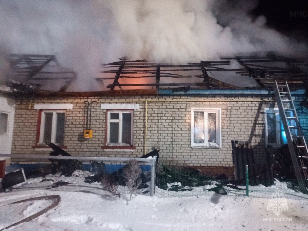 Из загоревшегося дома под Дятьковом спасли человека