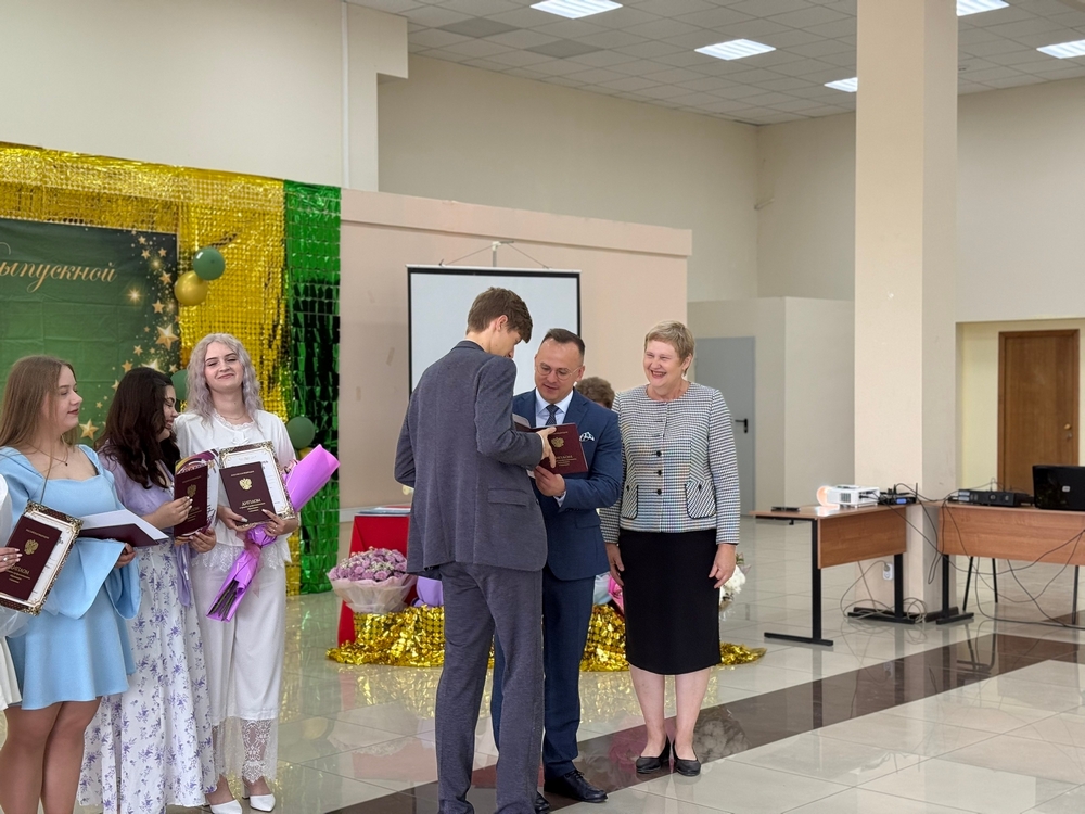 Глава Советской райадминистрации вручил дипломы выпускникам техникум управления и бизнеса