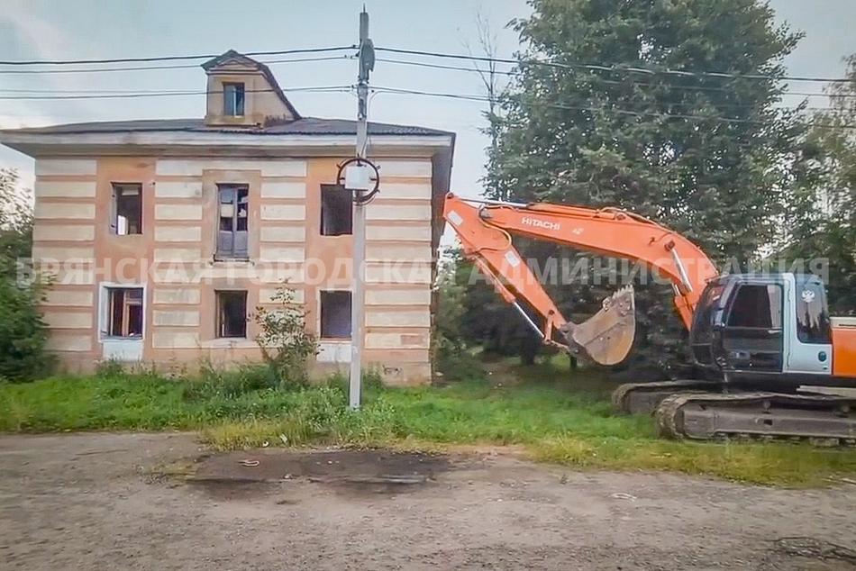 На Коммунистической в Брянске сносят 75-летний дом