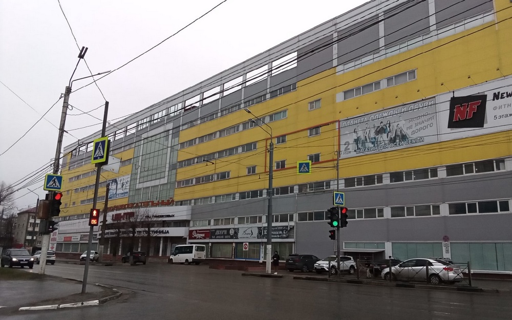 Закрытый ТРЦ Тимошковых в Брянске продолжает стареть