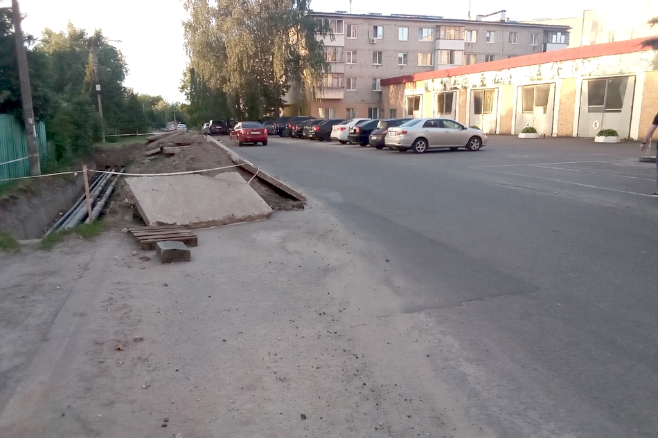 Коммунальщики сузили проезжую часть в Брянске и пропали