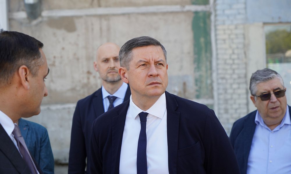 Глава региона побывал на «Брянском арсенале» и оценил грейдеры нового поколения