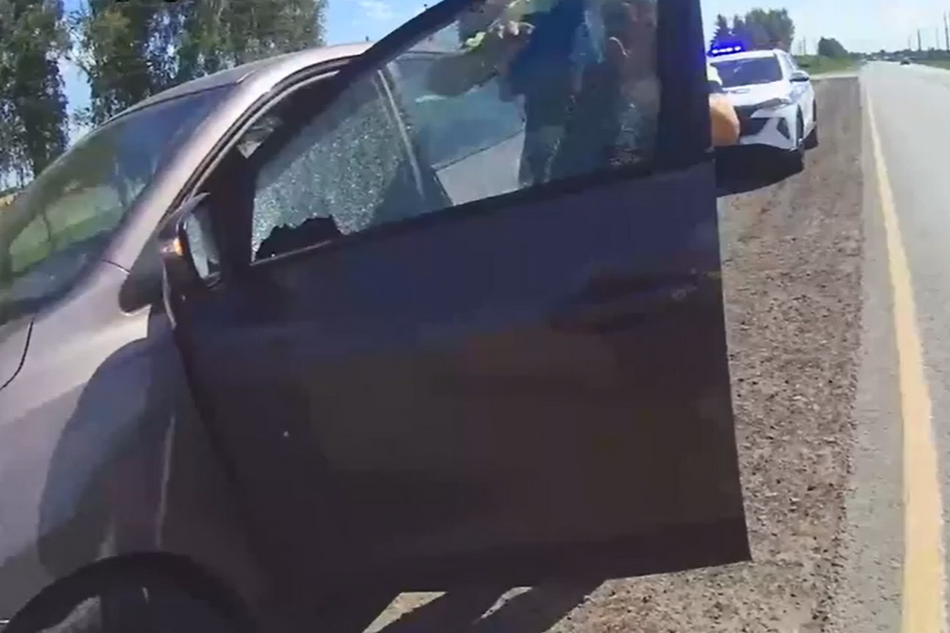 Камень разнес стекло. Брянские струдники ГИБДД помогли автомобилистке