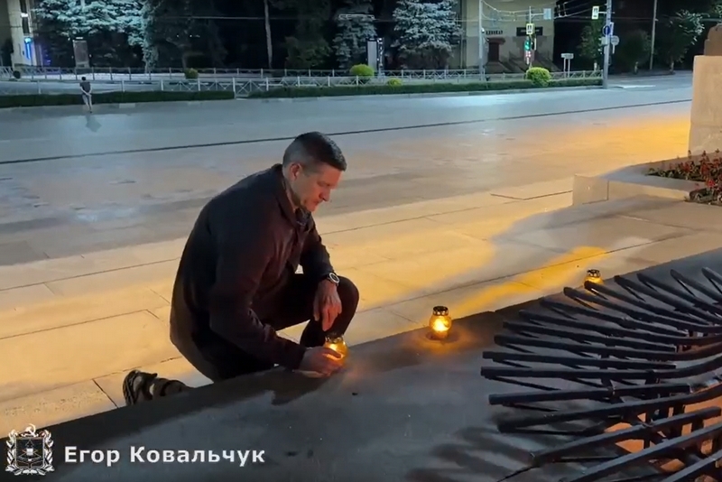 День памяти и скорби. Егор Ковальчук принес лампаду на площадь Партизан