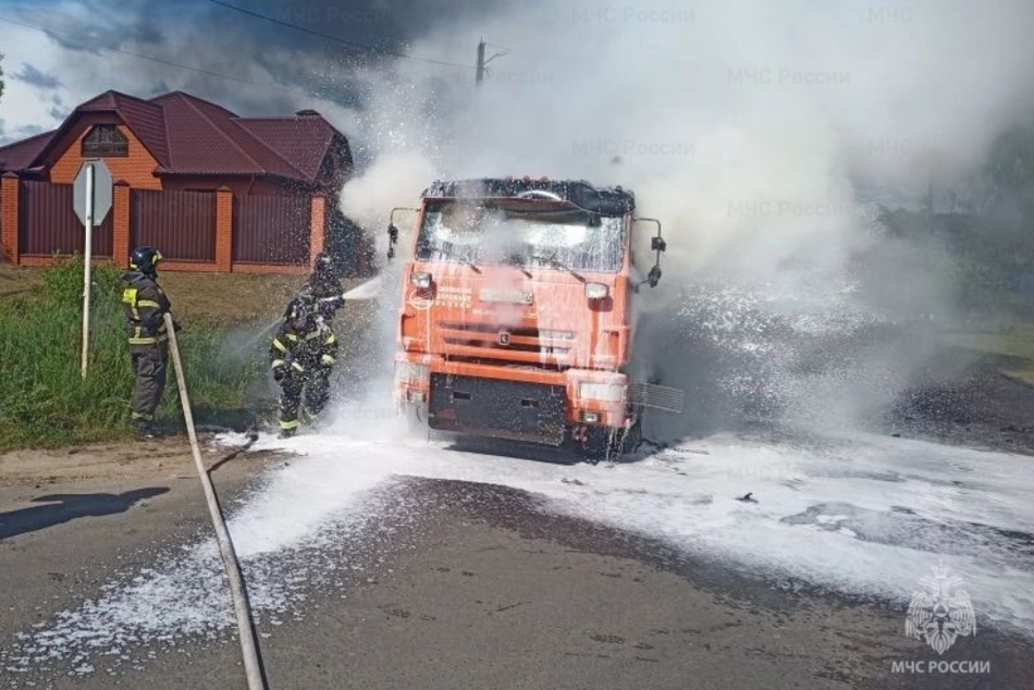 В Клинцах при загадочных обстоятельствах загорелся грузовик